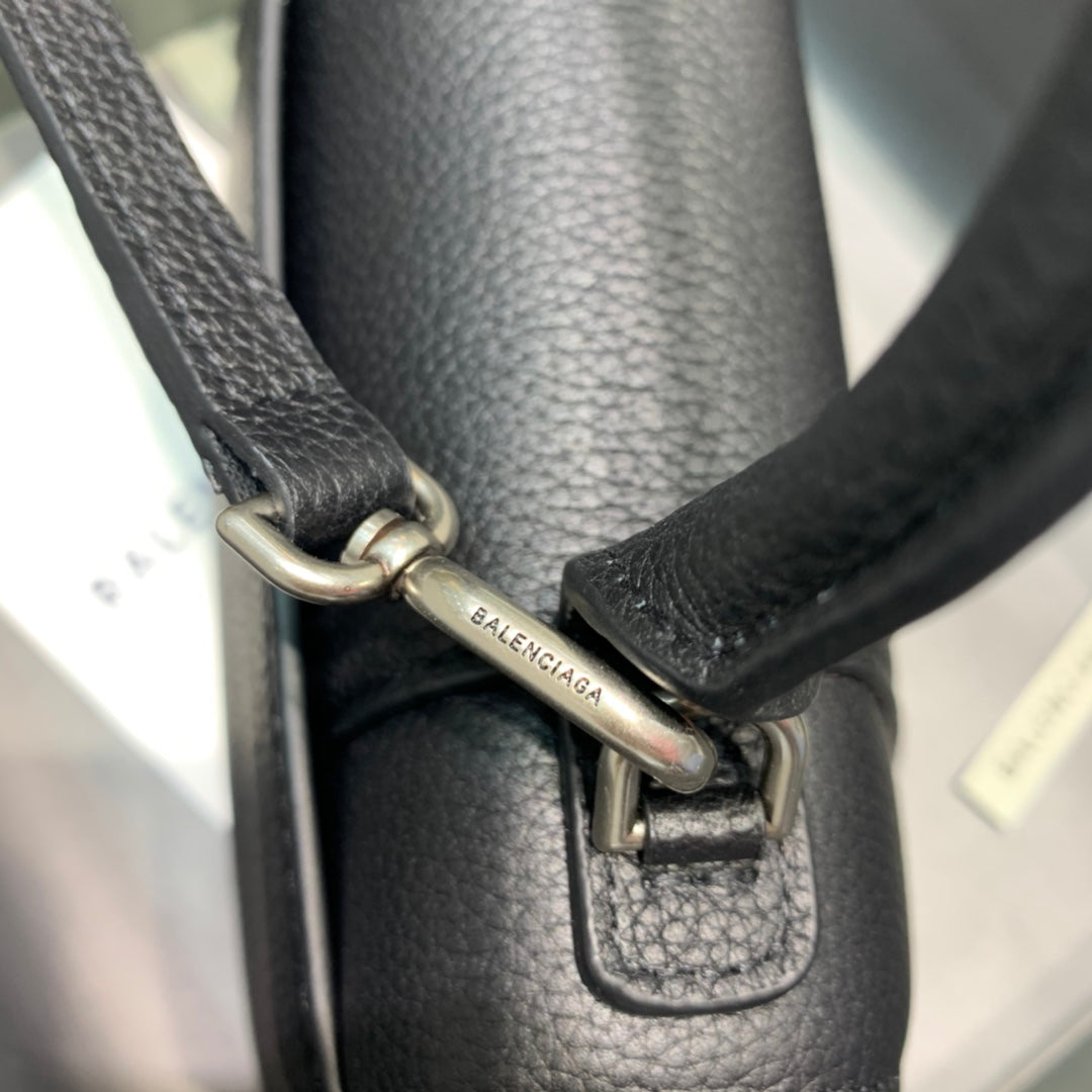 【mini號】💁🏿‍♀原單Balencia巴黎家，本季重磅【荔枝紋黑色】沙漏包，獨特的標誌性弧線形狀造型極具辨識度，一眼就讓人眼前一亮呀超炫酷，尺寸：19-8-21cm⚠#15640