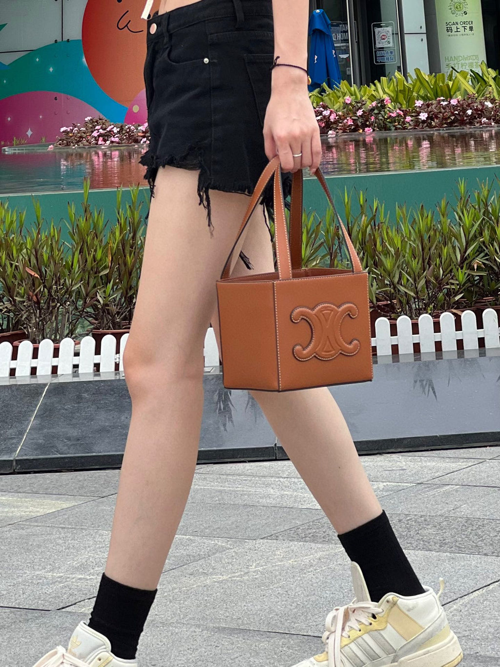 焦糖色百搭非常復古可愛極了上身很時髦