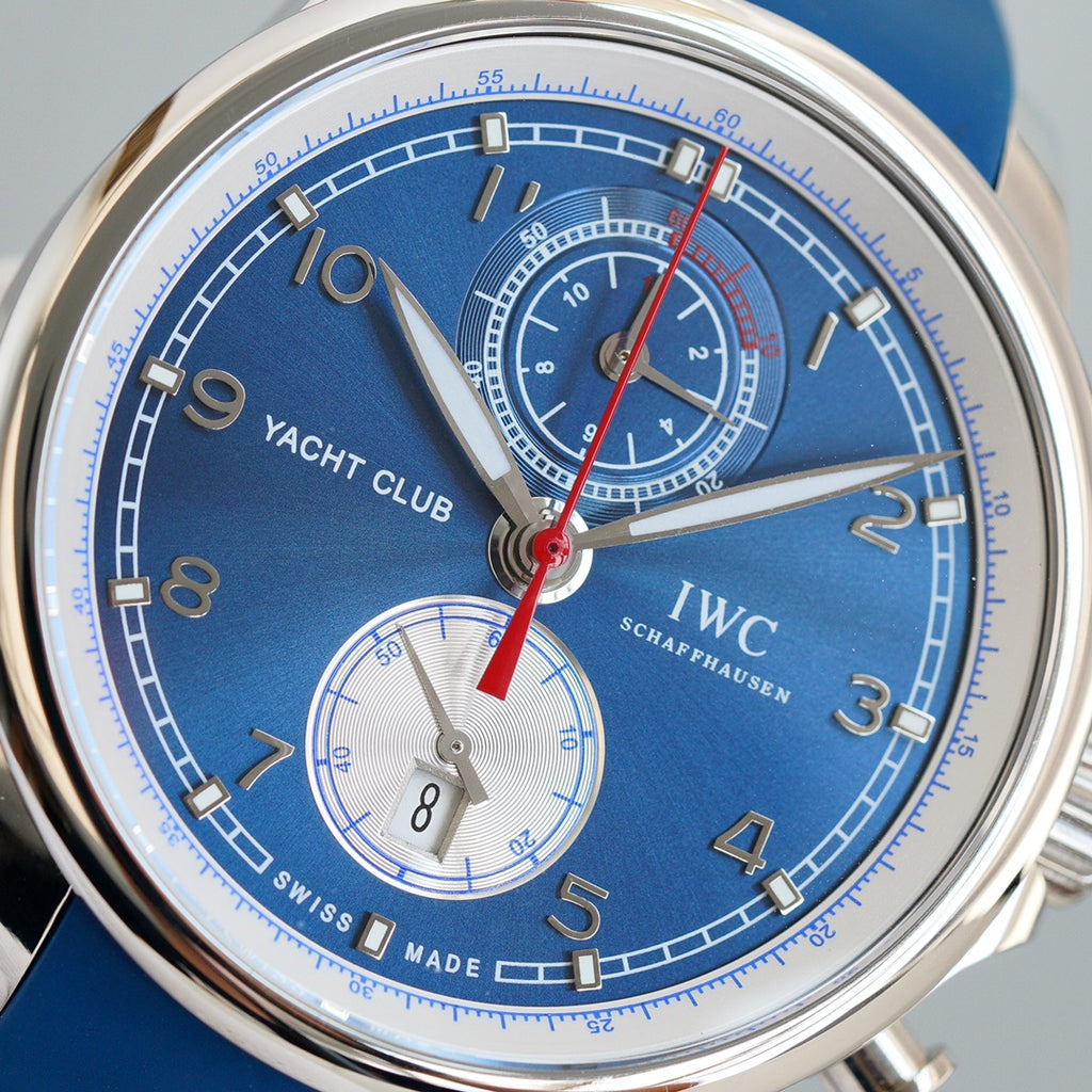 終極版IWC 葡萄牙系列IW390704直徑45x14.5 搭載Cal.89361計時機芯超強力夜光。終極修改1.雙面凸起藍寶石水晶玻璃2.錶殼CNC頂級工藝多道工序打磨拋光，線條清晰流暢3.錶帶升級進口橡膠錶帶無異味不沾塵不發白4.升級錶扣為原廠地球長扣5.字面校準光澤細節更接近正品。 💪用心打造只為媲美專櫃