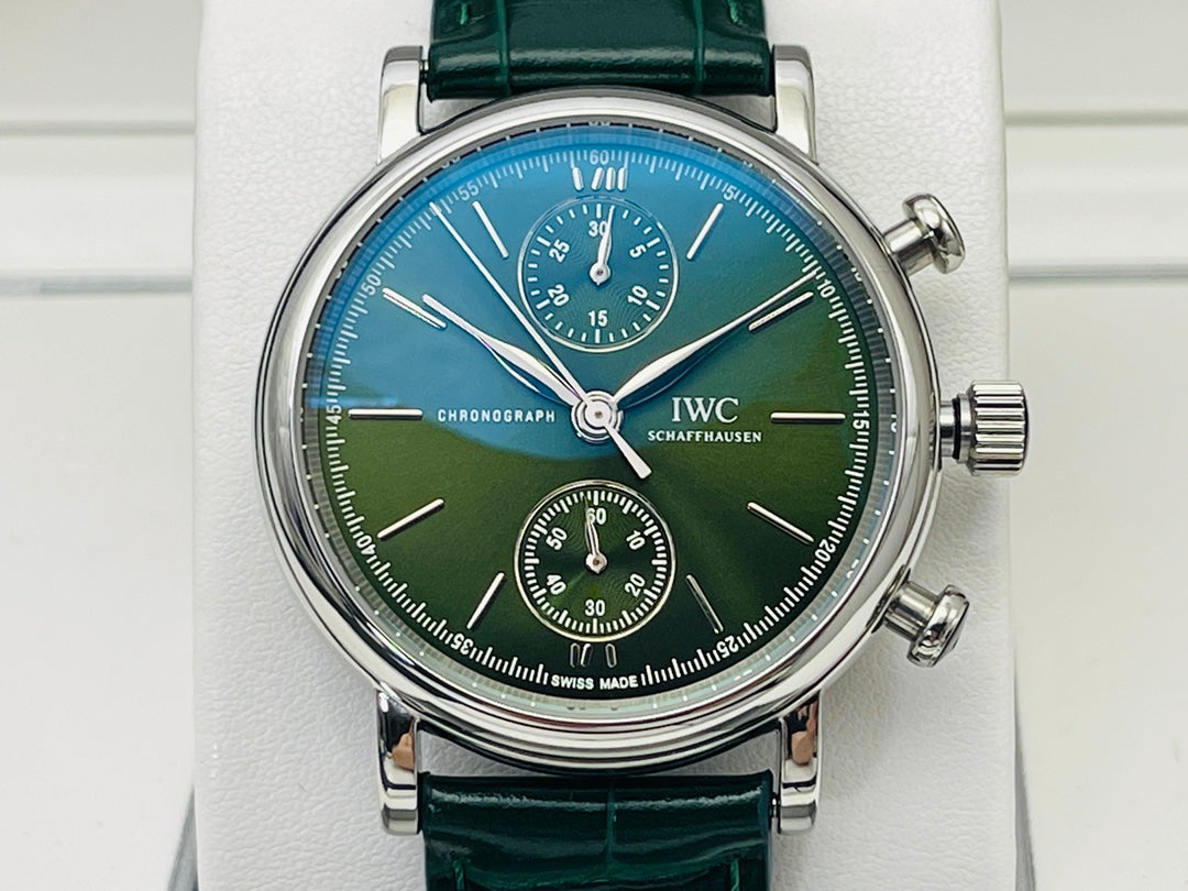 【IWS Factory2021最新力作】新品隆重登場－原版復刻萬.國IWC柏濤菲諾系列腕錶，完美復刻正品一切功能，歡迎品鑑細節： 1⃣️【錶殼】腕錶尺寸39MMX13.5MM，錶殼採用CNC頂級工藝錶殼，線條流暢，表面尺寸39MMX13.5MM，錶殼採用CNC頂級工藝錶殼，線條流暢光澤，自然打磨色調！效果保持了高級水準。藍寶石玻璃鏡面！ 2⃣️【機芯】採用海鷗7750計時自動上鍊機芯，實現所有功能與原廠一致！