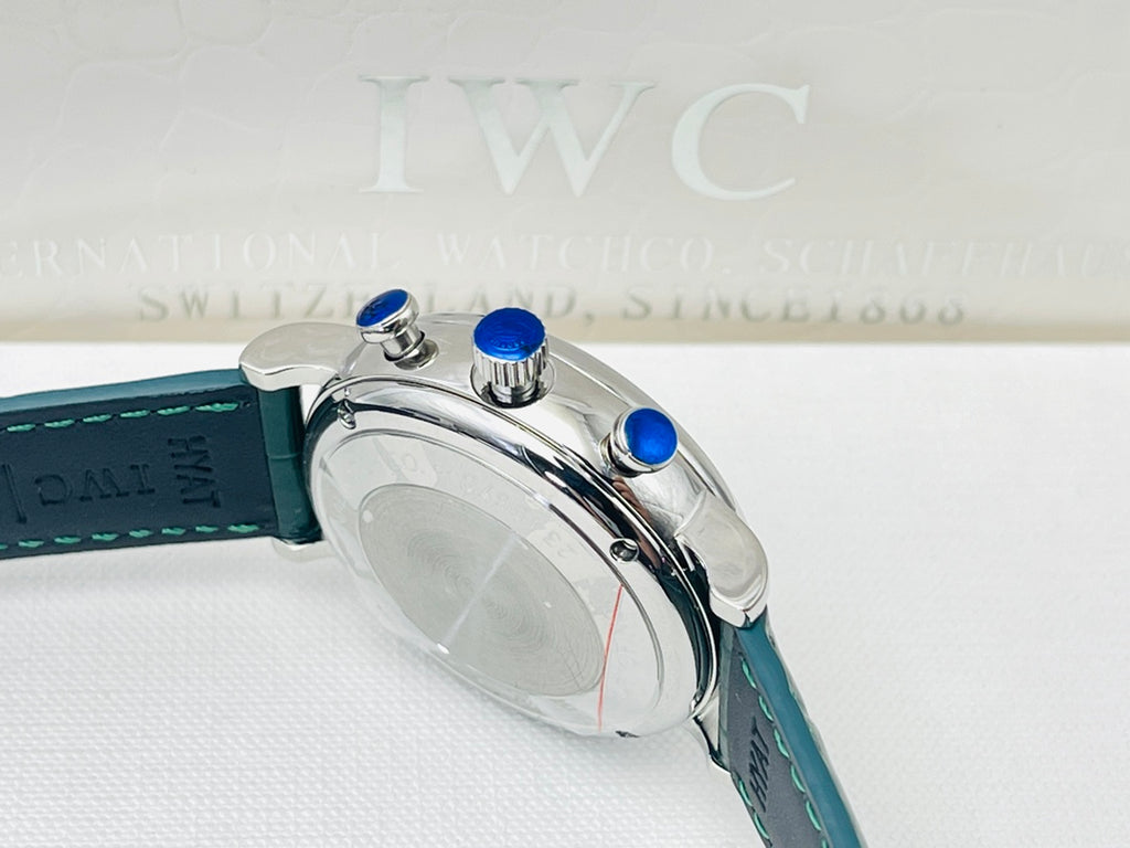 【IWS Factory2021最新力作】新品隆重登場－原版復刻萬.國IWC柏濤菲諾系列腕錶，完美復刻正品一切功能，歡迎品鑑細節： 1⃣️【錶殼】腕錶尺寸39MMX13.5MM，錶殼採用CNC頂級工藝錶殼，線條流暢，表面尺寸39MMX13.5MM，錶殼採用CNC頂級工藝錶殼，線條流暢光澤，自然打磨色調！效果保持了高級水準。藍寶石玻璃鏡面！ 2⃣️【機芯】採用海鷗7750計時自動上鍊機芯，實現所有功能與原廠一致！