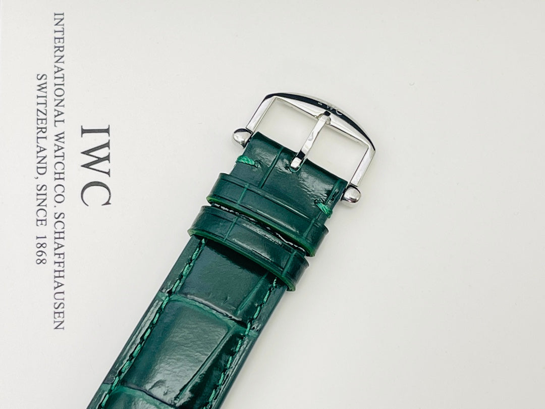 【IWS Factory2021最新力作】新品隆重登場－原版復刻萬.國IWC柏濤菲諾系列腕錶，完美復刻正品一切功能，歡迎品鑑細節： 1⃣️【錶殼】腕錶尺寸39MMX13.5MM，錶殼採用CNC頂級工藝錶殼，線條流暢，表面尺寸39MMX13.5MM，錶殼採用CNC頂級工藝錶殼，線條流暢光澤，自然打磨色調！效果保持了高級水準。藍寶石玻璃鏡面！ 2⃣️【機芯】採用海鷗7750計時自動上鍊機芯，實現所有功能與原廠一致！