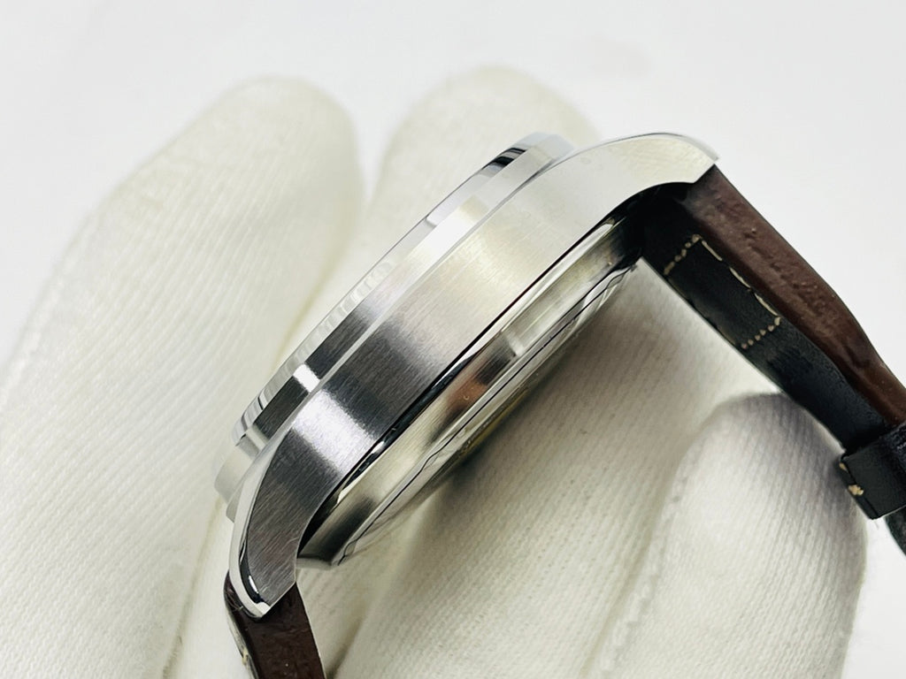 【ZF Factory2021牆裂推薦】震撼來襲【粗率豪邁，盡顯男兒本色】ZF新品--IWC空中霸主（大飛行員）系列－IW501005腕錶，震撼來襲。粗獷豪邁的設計，採用904L精鋼打造，成就一代經典。 1⃣️【錶殼】寬厚的錶殼動感硬朗。 ZF採用與原廠一致的904L精鋼打造錶殼，此材質耐磨損，高硬度。每個腕錶會隨著主人的穿戴習慣，改變外觀，產生獨一無二的效果。 2⃣️【錶盤】簡約的設計，大氣磅礡。功能同步原廠。分別為，時分秒三針顯示，日曆，以及三點位置的真動能顯示。