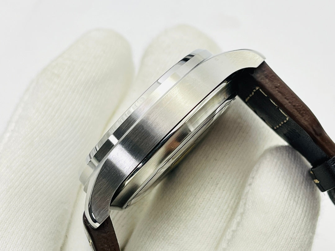 【ZF Factory2021牆裂推薦】震撼來襲【粗率豪邁，盡顯男兒本色】ZF新品--IWC空中霸主（大飛行員）系列－IW501005腕錶，震撼來襲。粗獷豪邁的設計，採用904L精鋼打造，成就一代經典。 1⃣️【錶殼】寬厚的錶殼動感硬朗。 ZF採用與原廠一致的904L精鋼打造錶殼，此材質耐磨損，高硬度。每個腕錶會隨著主人的穿戴習慣，改變外觀，產生獨一無二的效果。 2⃣️【錶盤】簡約的設計，大氣磅礡。功能同步原廠。分別為，時分秒三針顯示，日曆，以及三點位置的真動能顯示。