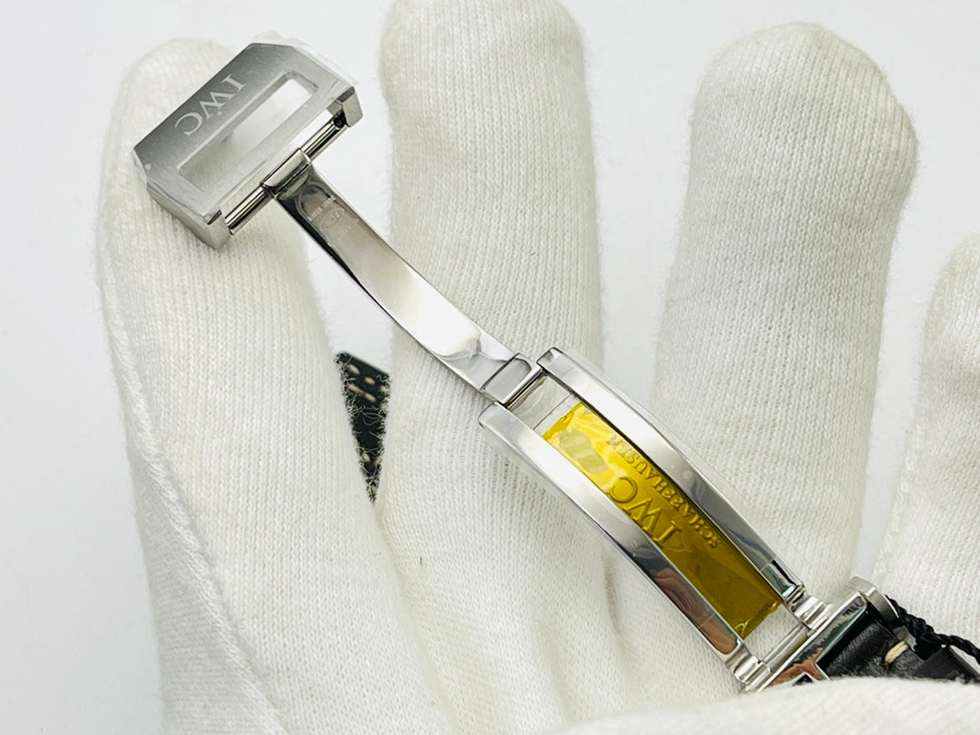 【ZF Factory2021牆裂推薦】震撼來襲【粗率豪邁，盡顯男兒本色】ZF新品--IWC空中霸主（大飛行員）系列－IW501005腕錶，震撼來襲。粗獷豪邁的設計，採用904L精鋼打造，成就一代經典。 1⃣️【錶殼】寬厚的錶殼動感硬朗。 ZF採用與原廠一致的904L精鋼打造錶殼，此材質耐磨損，高硬度。每個腕錶會隨著主人的穿戴習慣，改變外觀，產生獨一無二的效果。 2⃣️【錶盤】簡約的設計，大氣磅礡。功能同步原廠。分別為，時分秒三針顯示，日曆，以及三點位置的真動能顯示。