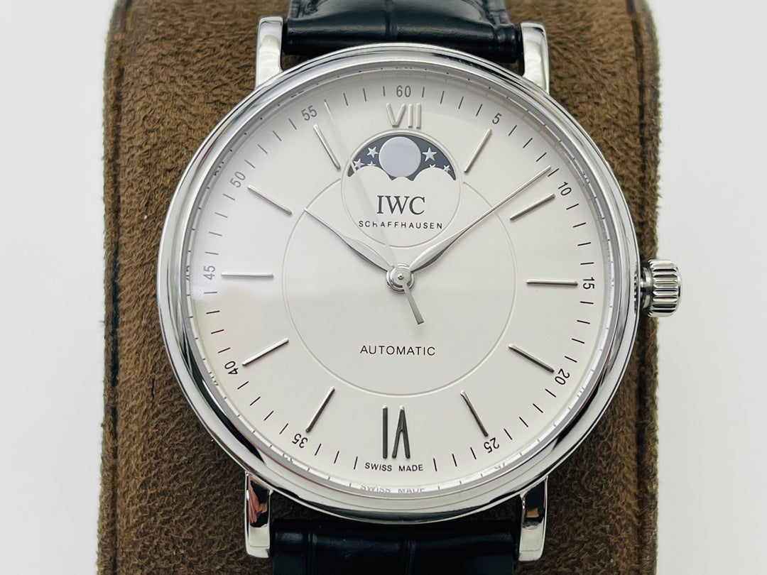 【IWS Factory牆裂推薦】萬家IWC 波濤菲諾系列月相自動腕錶！三大「獨」道精彩細節： 1⃣獨家巨資訂制萬國Cal.35800真月相功能機芯，機芯月相是一個月走一圈，2字位側按制可快調月相，實現了和正品一樣的功能，市面其他版本大多為日夜輪！ 2⃣市面唯一擁有波濤條釘打磨工藝廠家，與原廠工藝效果如出一轍，整體字面質感更佳！ 3⃣在訂製機芯的加持下，尺寸做到和原廠一致40毫米，厚度11.1毫米！
