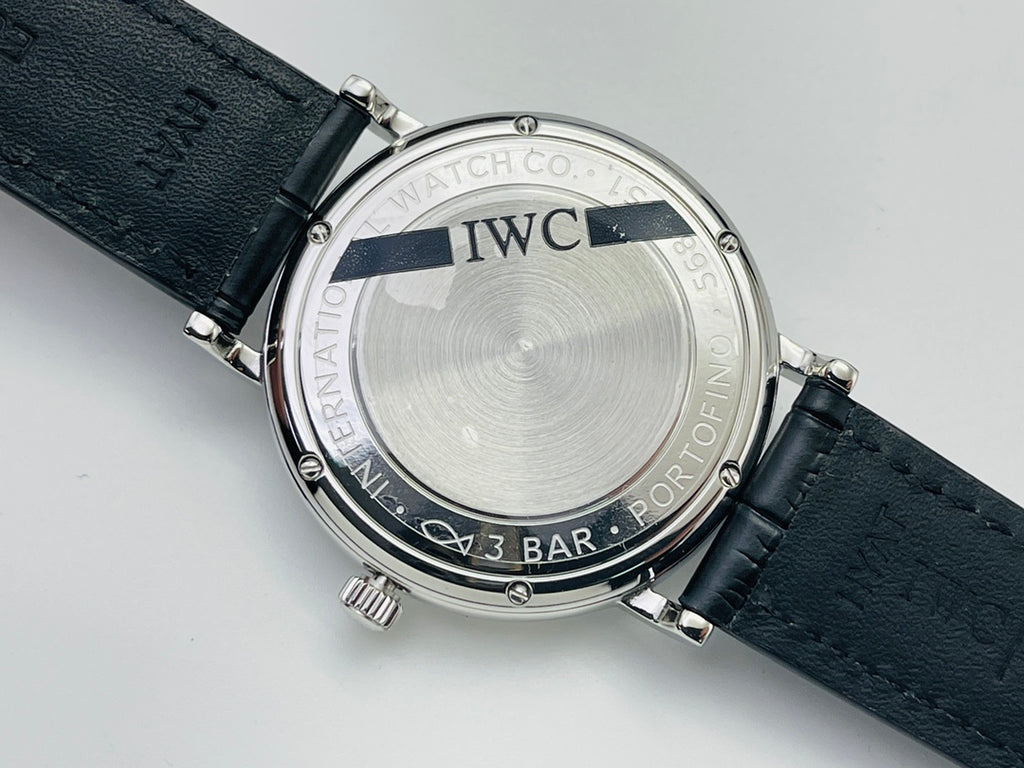 【IWS Factory牆裂推薦】萬家IWC 波濤菲諾系列月相自動腕錶！三大「獨」道精彩細節： 1⃣獨家巨資訂制萬國Cal.35800真月相功能機芯，機芯月相是一個月走一圈，2字位側按制可快調月相，實現了和正品一樣的功能，市面其他版本大多為日夜輪！ 2⃣市面唯一擁有波濤條釘打磨工藝廠家，與原廠工藝效果如出一轍，整體字面質感更佳！ 3⃣在訂製機芯的加持下，尺寸做到和原廠一致40毫米，厚度11.1毫米！