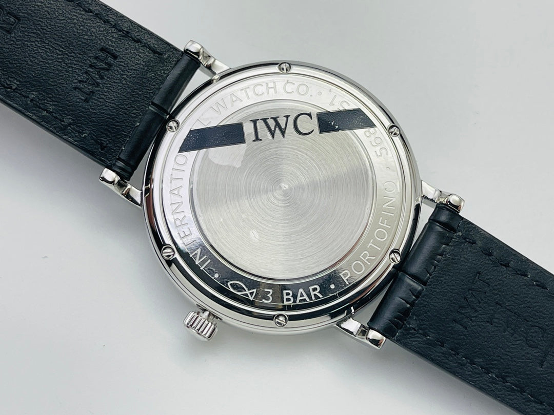 【IWS Factory牆裂推薦】萬家IWC 波濤菲諾系列月相自動腕錶！三大「獨」道精彩細節： 1⃣獨家巨資訂制萬國Cal.35800真月相功能機芯，機芯月相是一個月走一圈，2字位側按制可快調月相，實現了和正品一樣的功能，市面其他版本大多為日夜輪！ 2⃣市面唯一擁有波濤條釘打磨工藝廠家，與原廠工藝效果如出一轍，整體字面質感更佳！ 3⃣在訂製機芯的加持下，尺寸做到和原廠一致40毫米，厚度11.1毫米！
