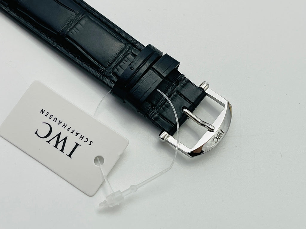 【IWS Factory牆裂推薦】萬家IWC 波濤菲諾系列月相自動腕錶！三大「獨」道精彩細節： 1⃣獨家巨資訂制萬國Cal.35800真月相功能機芯，機芯月相是一個月走一圈，2字位側按制可快調月相，實現了和正品一樣的功能，市面其他版本大多為日夜輪！ 2⃣市面唯一擁有波濤條釘打磨工藝廠家，與原廠工藝效果如出一轍，整體字面質感更佳！ 3⃣在訂製機芯的加持下，尺寸做到和原廠一致40毫米，厚度11.1毫米！