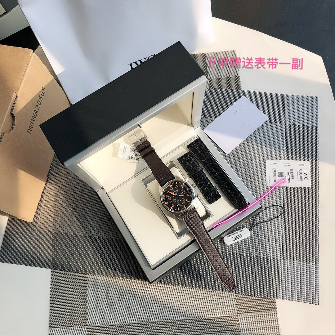 型號IW377726，新款首發！硬貨！通路出口訂單！原封！缺個經銷商印章就是正品！萬國飛行員計時腕錶，擁有高性能腕錶的典型品質：精準性，功能性和可靠性。機械式六針計時碼錶，這款防水達6巴的飛行員腕錶搭配牛皮錶帶，原廠瑞士Eta-7750自動機械機芯（也就是萬國自己命名的79320），防眩目藍寶石玻璃，正裝43mm錶徑，百看不膩，專櫃都一表難求！保卡、吊牌都有貼標型號及手錶身份編號，能拿到這麼完美的貨，真是為你們感到幸福！性價比無敵，獨家貨源！ ！