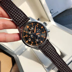型號IW377726，新款首發！硬貨！通路出口訂單！原封！缺個經銷商印章就是正品！萬國飛行員計時腕錶，擁有高性能腕錶的典型品質：精準性，功能性和可靠性。機械式六針計時碼錶，這款防水達6巴的飛行員腕錶搭配牛皮錶帶，原廠瑞士Eta-7750自動機械機芯（也就是萬國自己命名的79320），防眩目藍寶石玻璃，正裝43mm錶徑，百看不膩，專櫃都一表難求！保卡、吊牌都有貼標型號及手錶身份編號，能拿到這麼完美的貨，真是為你們感到幸福！性價比無敵，獨家貨源！ ！