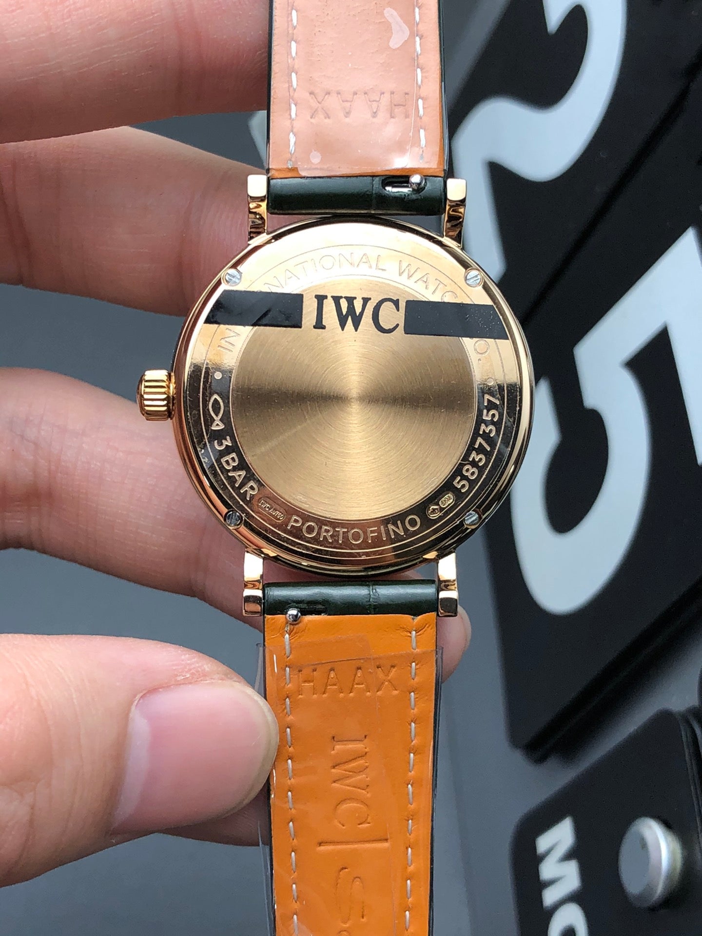 Real photos of the shipment of the gold and green crocodile skin for women.