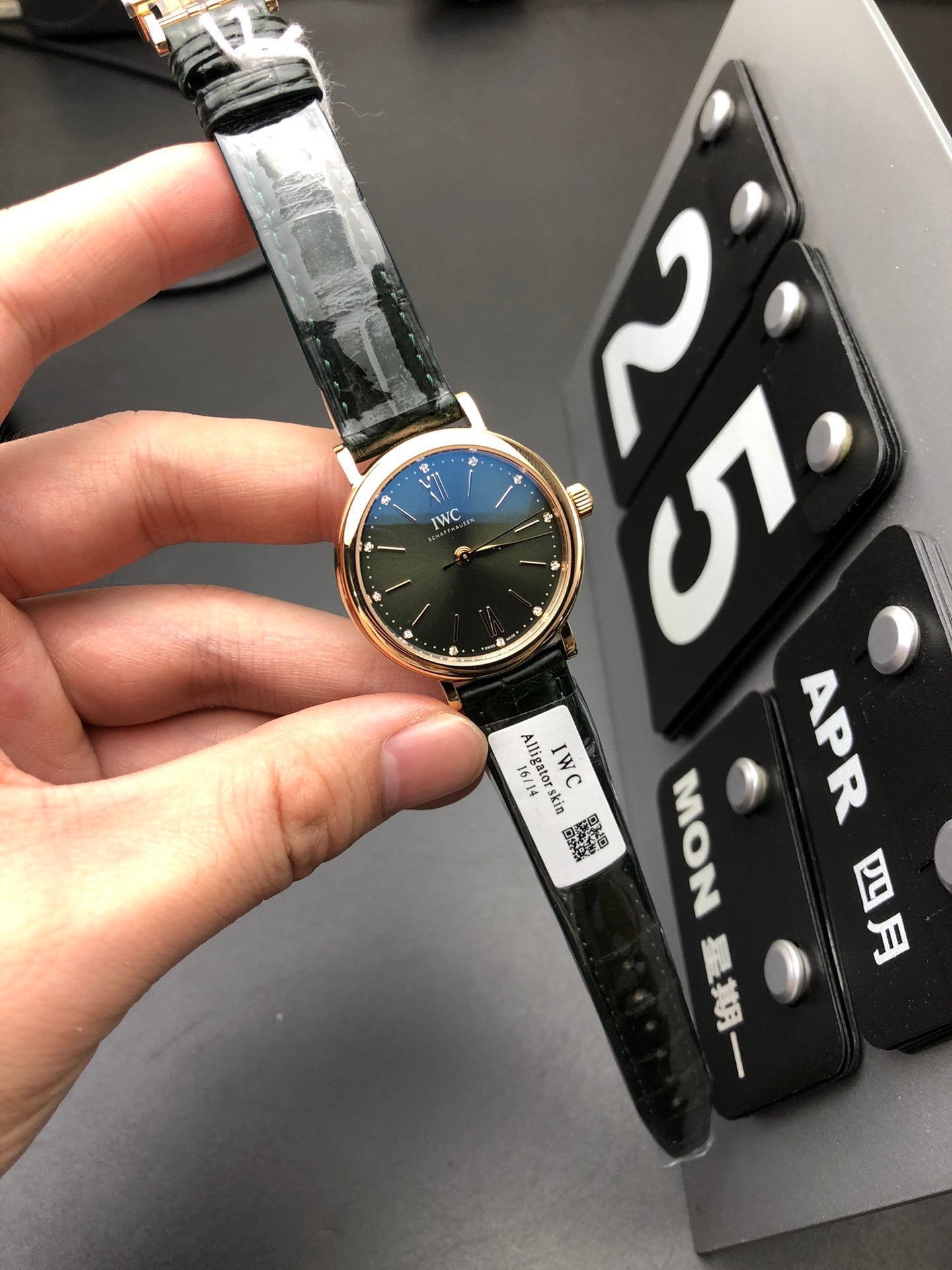 Real photos of the shipment of the gold and green crocodile skin for women.