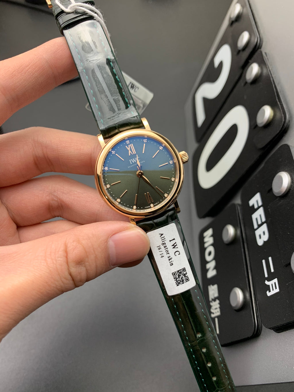 Golden Green Woman Waves Shipment Real Shot