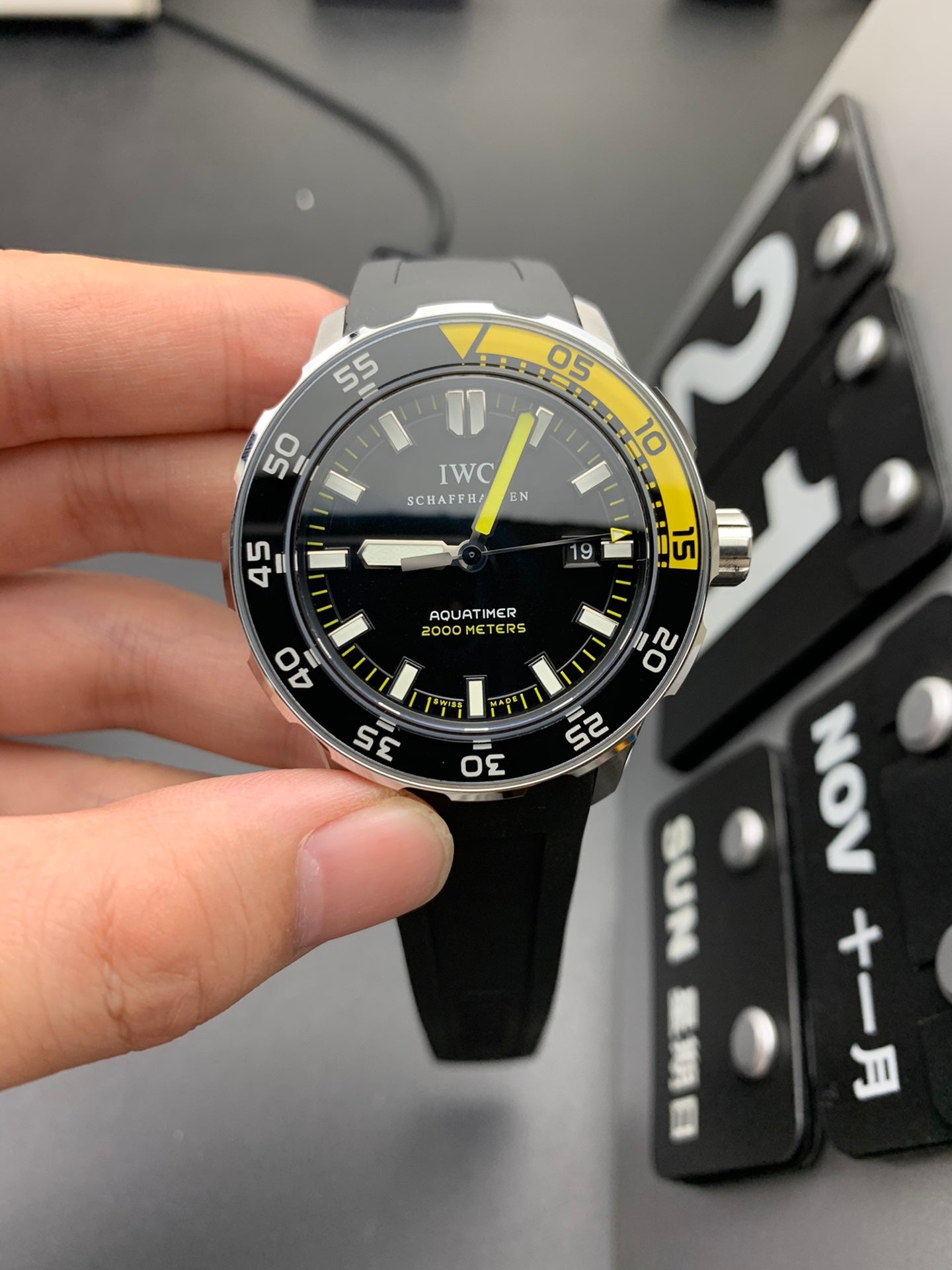 A quarter-yellow product shipped in real photos
