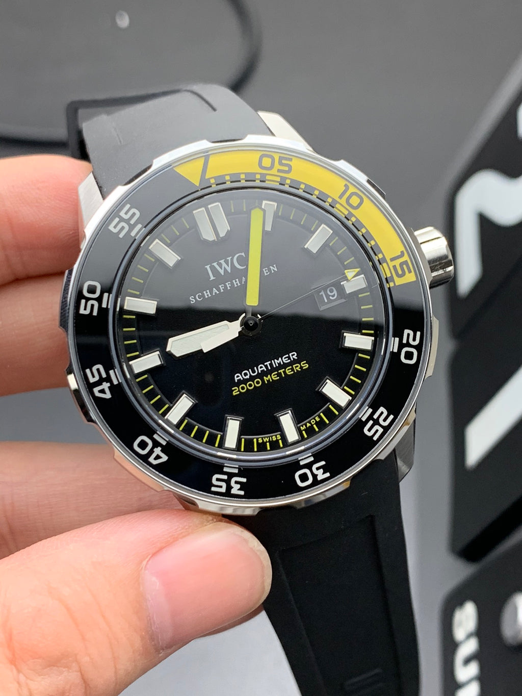 A quarter-yellow product shipped in real photos