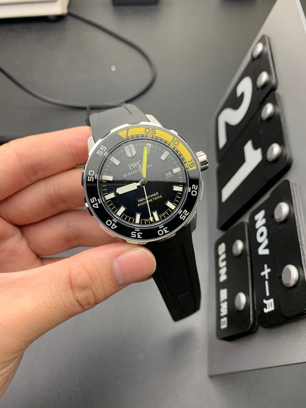A quarter-yellow product shipped in real photos