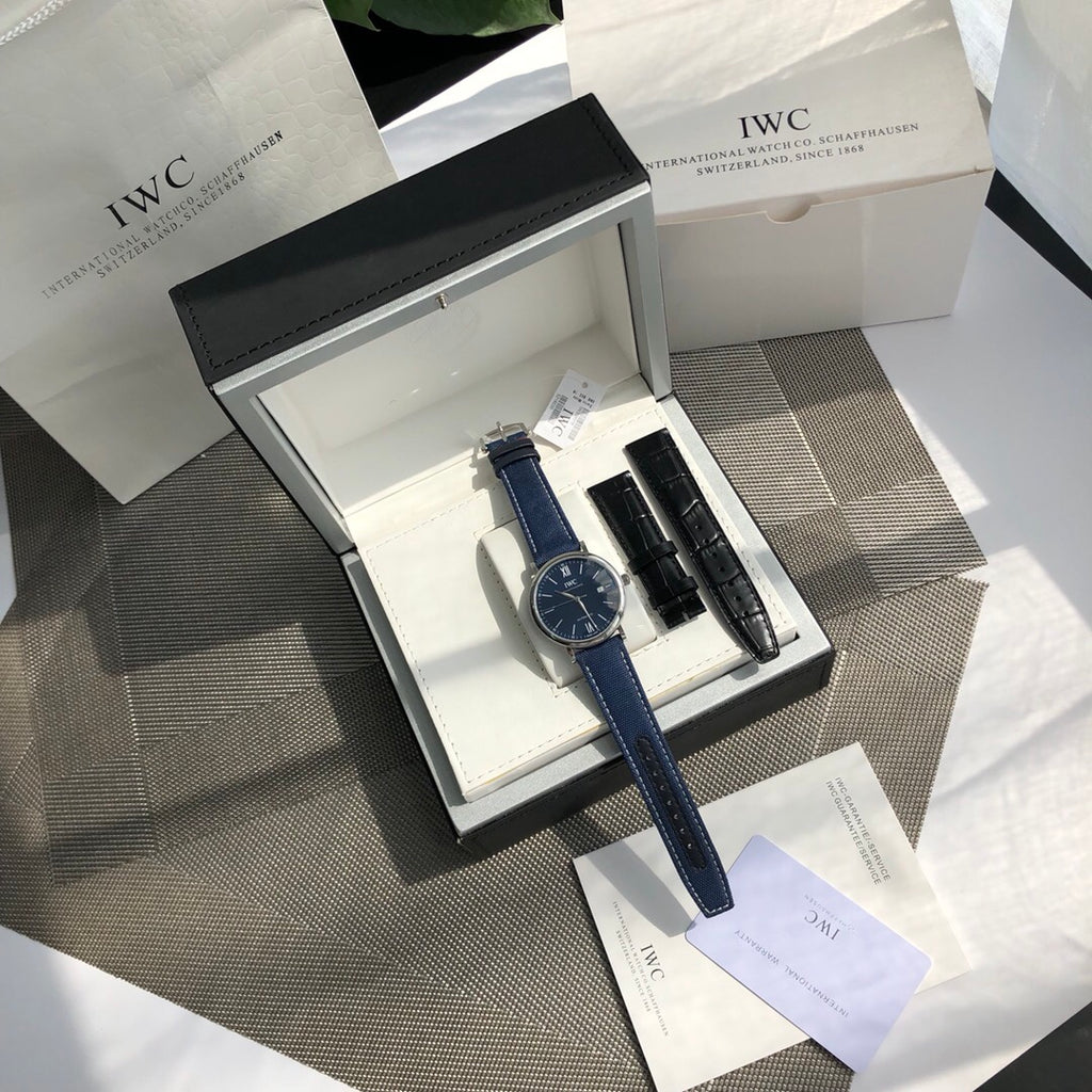 萬國IWC波濤菲諾一表一卡一碼絕不重複、正品一致三碼合一！ 簡約而不簡單低調確失優雅，秒針微微彎曲、細節吻合正品！ 整錶正面看與原版效果一致，達到真假難辨效果，秒殺市場所有版本！ 從錶殼內側看90度的彎曲線而從外側看四個耳腳又達到了一致的平面效果！ 錶殼資料40mmX9.3mm完美吻合正品，方得始終，鍍18k白金條釘，釘面180度弧度角度清晰立體感十足，日曆字體顯示和字面窗口完全吻合，達到原版效果！