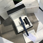 萬國IWC波濤菲諾一表一卡一碼絕不重複、正品一致三碼合一！ 簡約而不簡單低調確失優雅，秒針微微彎曲、細節吻合正品！ 整錶正面看與原版效果一致，達到真假難辨效果，秒殺市場所有版本！ 從錶殼內側看90度的彎曲線而從外側看四個耳腳又達到了一致的平面效果！ 錶殼資料40mmX9.3mm完美吻合正品，方得始終，鍍18k白金條釘，釘面180度弧度角度清晰立體感十足，日曆字體顯示和字面窗口完全吻合，達到原版效果！