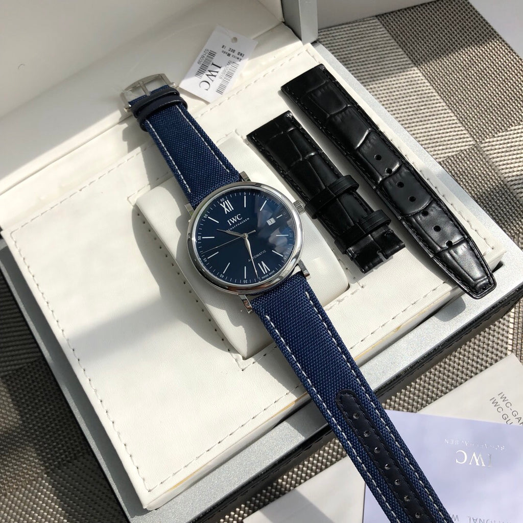 萬國IWC波濤菲諾一表一卡一碼絕不重複、正品一致三碼合一！ 簡約而不簡單低調確失優雅，秒針微微彎曲、細節吻合正品！ 整錶正面看與原版效果一致，達到真假難辨效果，秒殺市場所有版本！ 從錶殼內側看90度的彎曲線而從外側看四個耳腳又達到了一致的平面效果！ 錶殼資料40mmX9.3mm完美吻合正品，方得始終，鍍18k白金條釘，釘面180度弧度角度清晰立體感十足，日曆字體顯示和字面窗口完全吻合，達到原版效果！