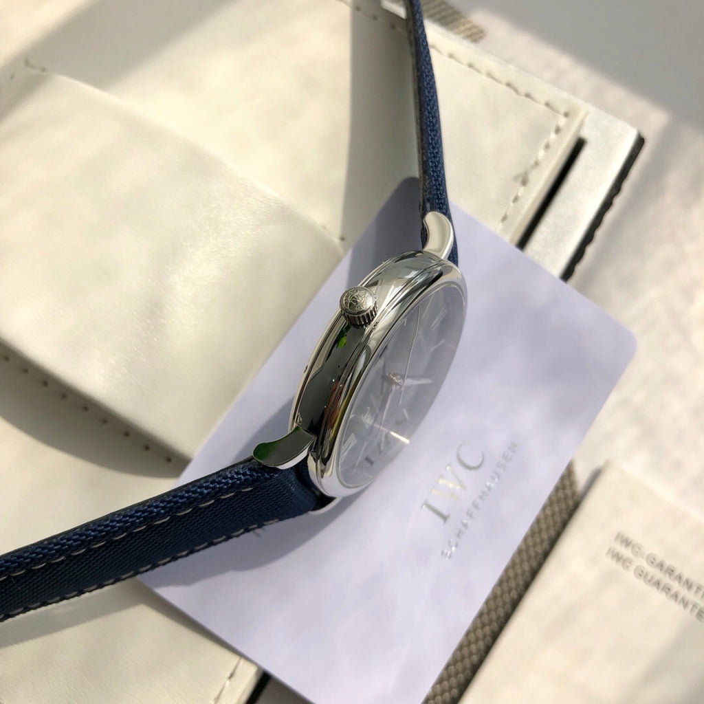 萬國IWC波濤菲諾一表一卡一碼絕不重複、正品一致三碼合一！ 簡約而不簡單低調確失優雅，秒針微微彎曲、細節吻合正品！ 整錶正面看與原版效果一致，達到真假難辨效果，秒殺市場所有版本！ 從錶殼內側看90度的彎曲線而從外側看四個耳腳又達到了一致的平面效果！ 錶殼資料40mmX9.3mm完美吻合正品，方得始終，鍍18k白金條釘，釘面180度弧度角度清晰立體感十足，日曆字體顯示和字面窗口完全吻合，達到原版效果！
