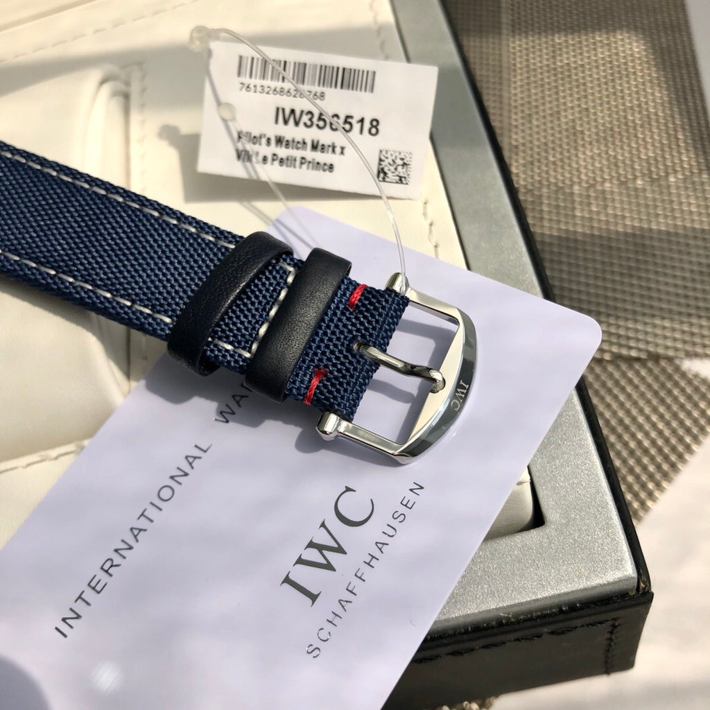 萬國IWC波濤菲諾一表一卡一碼絕不重複、正品一致三碼合一！ 簡約而不簡單低調確失優雅，秒針微微彎曲、細節吻合正品！ 整錶正面看與原版效果一致，達到真假難辨效果，秒殺市場所有版本！ 從錶殼內側看90度的彎曲線而從外側看四個耳腳又達到了一致的平面效果！ 錶殼資料40mmX9.3mm完美吻合正品，方得始終，鍍18k白金條釘，釘面180度弧度角度清晰立體感十足，日曆字體顯示和字面窗口完全吻合，達到原版效果！