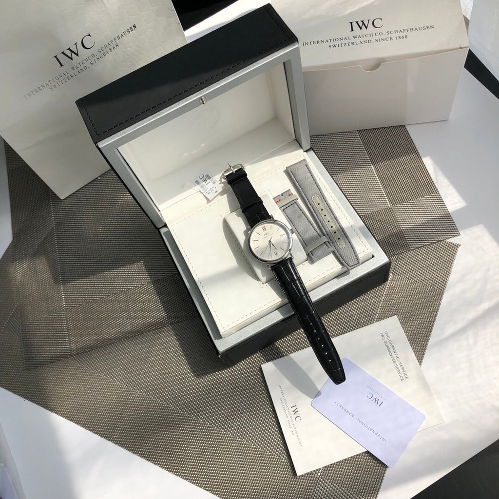 萬國IWC波濤菲諾一表一卡一碼絕不重複、正品一致三碼合一！ 簡約而不簡單低調確失優雅，秒針微微彎曲、細節吻合正品！ 整錶正面看與原版效果一致，達到真假難辨效果，秒殺市場所有版本！ 從錶殼內側看90度的彎曲線而從外側看四個耳腳又達到了一致的平面效果！ 錶殼資料40mmX9.3mm完美吻合正品，方得始終，鍍18k白金條釘釘面180度弧度角度清晰立體感十足，日曆字體顯示和字面窗口完全吻合，達到原版效果！用超穩定的美優達9015機芯。