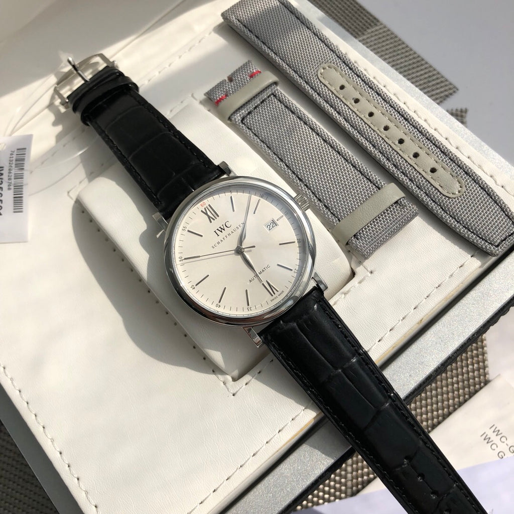 萬國IWC波濤菲諾一表一卡一碼絕不重複、正品一致三碼合一！ 簡約而不簡單低調確失優雅，秒針微微彎曲、細節吻合正品！ 整錶正面看與原版效果一致，達到真假難辨效果，秒殺市場所有版本！ 從錶殼內側看90度的彎曲線而從外側看四個耳腳又達到了一致的平面效果！ 錶殼資料40mmX9.3mm完美吻合正品，方得始終，鍍18k白金條釘釘面180度弧度角度清晰立體感十足，日曆字體顯示和字面窗口完全吻合，達到原版效果！用超穩定的美優達9015機芯。