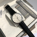 萬國IWC波濤菲諾一表一卡一碼絕不重複、正品一致三碼合一！ 簡約而不簡單低調確失優雅，秒針微微彎曲、細節吻合正品！ 整錶正面看與原版效果一致，達到真假難辨效果，秒殺市場所有版本！ 從錶殼內側看90度的彎曲線而從外側看四個耳腳又達到了一致的平面效果！ 錶殼資料40mmX9.3mm完美吻合正品，方得始終，鍍18k白金條釘釘面180度弧度角度清晰立體感十足，日曆字體顯示和字面窗口完全吻合，達到原版效果！用超穩定的美優達9015機芯。