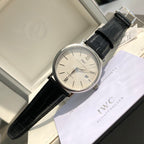 萬國IWC波濤菲諾一表一卡一碼絕不重複、正品一致三碼合一！ 簡約而不簡單低調確失優雅，秒針微微彎曲、細節吻合正品！ 整錶正面看與原版效果一致，達到真假難辨效果，秒殺市場所有版本！ 從錶殼內側看90度的彎曲線而從外側看四個耳腳又達到了一致的平面效果！ 錶殼資料40mmX9.3mm完美吻合正品，方得始終，鍍18k白金條釘釘面180度弧度角度清晰立體感十足，日曆字體顯示和字面窗口完全吻合，達到原版效果！用超穩定的美優達9015機芯。