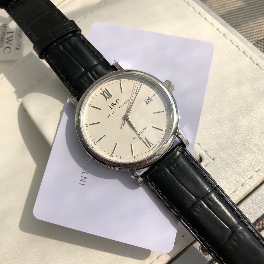 萬國IWC波濤菲諾一表一卡一碼絕不重複、正品一致三碼合一！ 簡約而不簡單低調確失優雅，秒針微微彎曲、細節吻合正品！ 整錶正面看與原版效果一致，達到真假難辨效果，秒殺市場所有版本！ 從錶殼內側看90度的彎曲線而從外側看四個耳腳又達到了一致的平面效果！ 錶殼資料40mmX9.3mm完美吻合正品，方得始終，鍍18k白金條釘釘面180度弧度角度清晰立體感十足，日曆字體顯示和字面窗口完全吻合，達到原版效果！用超穩定的美優達9015機芯。