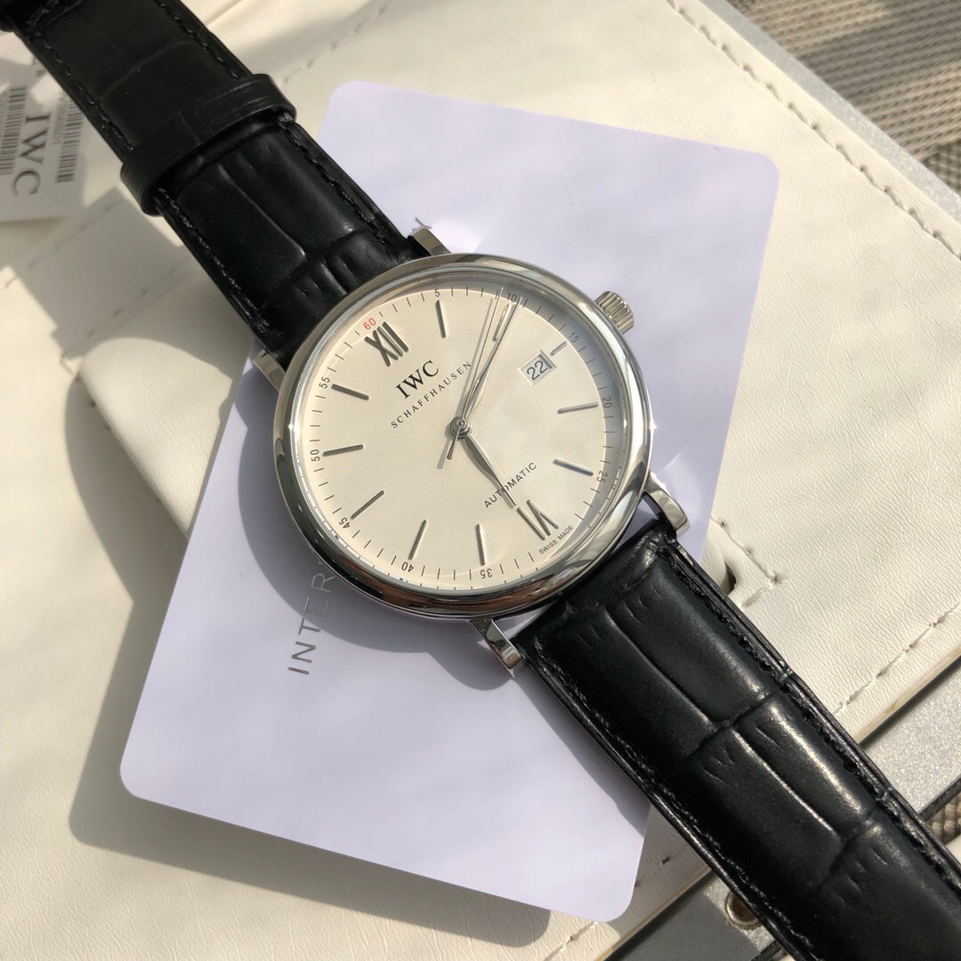 萬國IWC波濤菲諾一表一卡一碼絕不重複、正品一致三碼合一！ 簡約而不簡單低調確失優雅，秒針微微彎曲、細節吻合正品！ 整錶正面看與原版效果一致，達到真假難辨效果，秒殺市場所有版本！ 從錶殼內側看90度的彎曲線而從外側看四個耳腳又達到了一致的平面效果！ 錶殼資料40mmX9.3mm完美吻合正品，方得始終，鍍18k白金條釘釘面180度弧度角度清晰立體感十足，日曆字體顯示和字面窗口完全吻合，達到原版效果！用超穩定的美優達9015機芯。