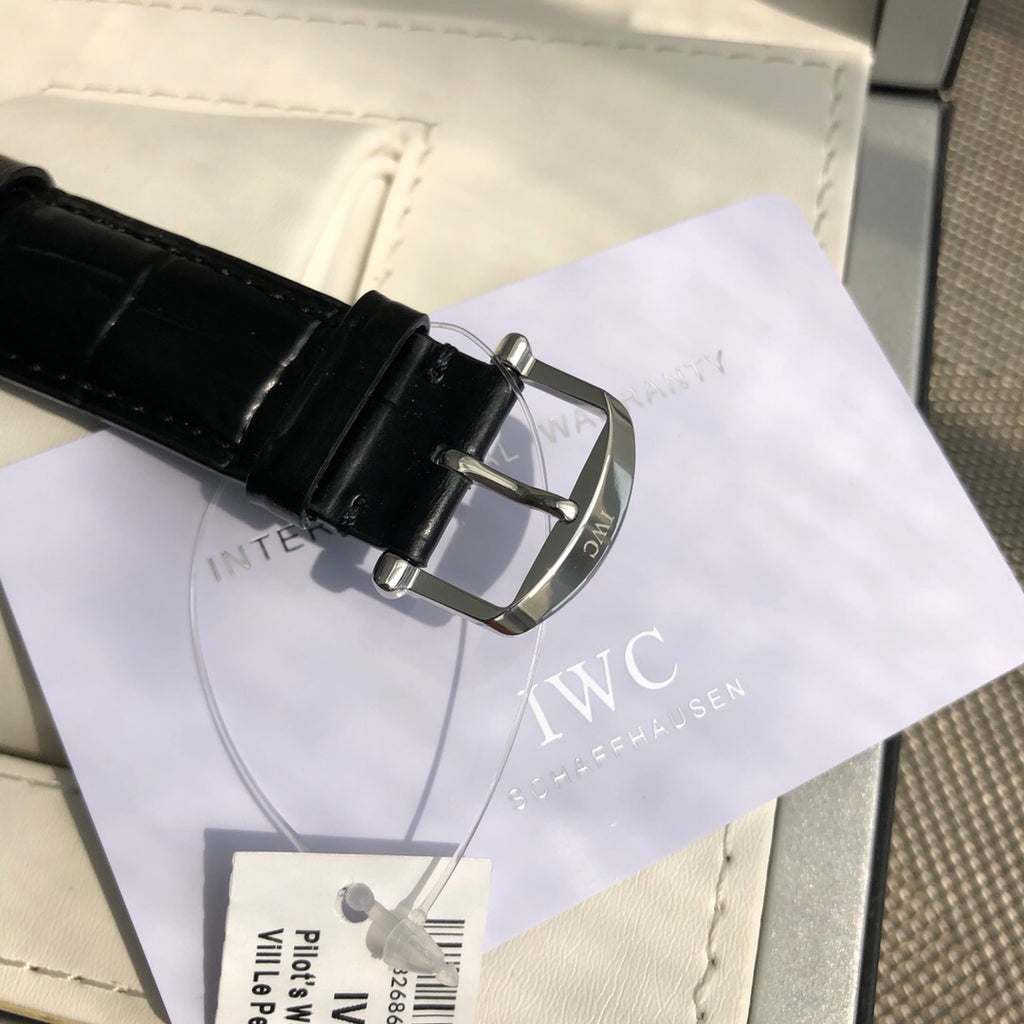 萬國IWC波濤菲諾一表一卡一碼絕不重複、正品一致三碼合一！ 簡約而不簡單低調確失優雅，秒針微微彎曲、細節吻合正品！ 整錶正面看與原版效果一致，達到真假難辨效果，秒殺市場所有版本！ 從錶殼內側看90度的彎曲線而從外側看四個耳腳又達到了一致的平面效果！ 錶殼資料40mmX9.3mm完美吻合正品，方得始終，鍍18k白金條釘釘面180度弧度角度清晰立體感十足，日曆字體顯示和字面窗口完全吻合，達到原版效果！用超穩定的美優達9015機芯。