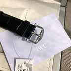 萬國IWC波濤菲諾一表一卡一碼絕不重複、正品一致三碼合一！ 簡約而不簡單低調確失優雅，秒針微微彎曲、細節吻合正品！ 整錶正面看與原版效果一致，達到真假難辨效果，秒殺市場所有版本！ 從錶殼內側看90度的彎曲線而從外側看四個耳腳又達到了一致的平面效果！ 錶殼資料40mmX9.3mm完美吻合正品，方得始終，鍍18k白金條釘釘面180度弧度角度清晰立體感十足，日曆字體顯示和字面窗口完全吻合，達到原版效果！用超穩定的美優達9015機芯。