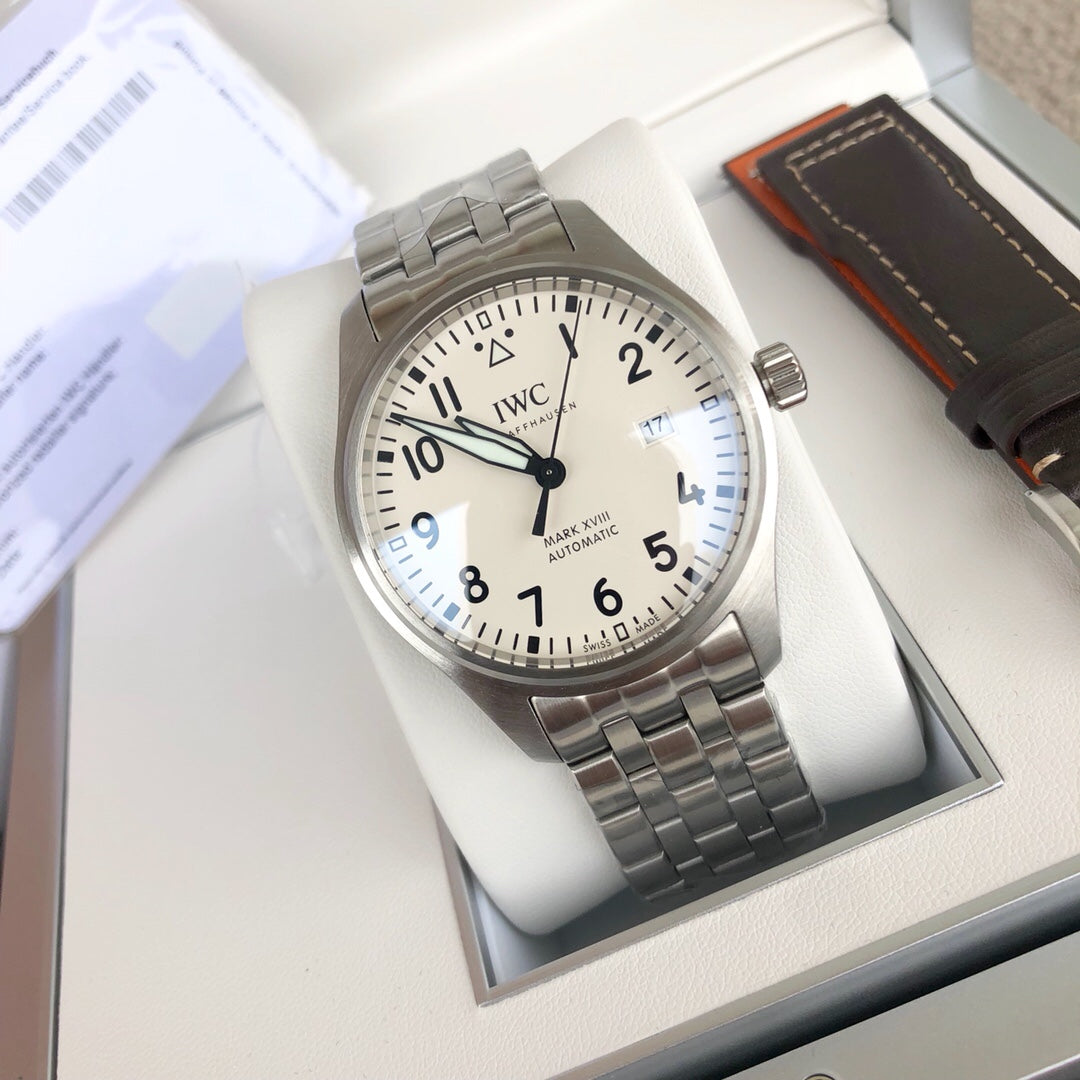 萬國飛行員馬克十八傳承腕錶《IWC飛行員系列、正品一致三碼合一》 經典時尚新選擇，細緻入微的簡潔風格展現原版的獨特魅力！ 表內含有內膽具有防磁性能，將機芯周圍的電磁輻射線加以轉移，讓機芯壽命長久精準耐用！ 頂級工藝超強夜光，做工與正品一致夜光塊非小作坊生產的印凸夜光，立體感十足，與正品一致！