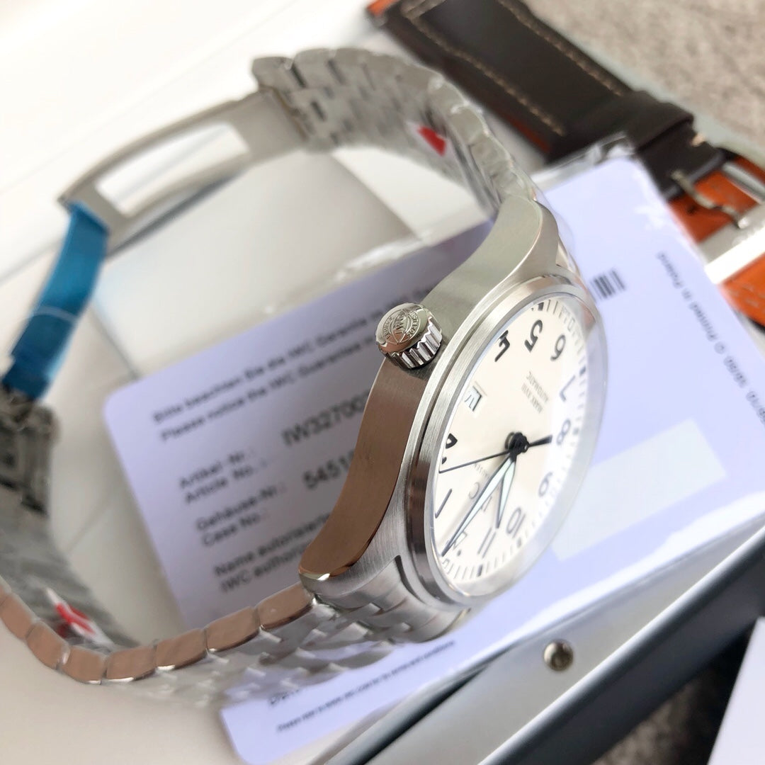 萬國飛行員馬克十八傳承腕錶《IWC飛行員系列、正品一致三碼合一》 經典時尚新選擇，細緻入微的簡潔風格展現原版的獨特魅力！ 表內含有內膽具有防磁性能，將機芯周圍的電磁輻射線加以轉移，讓機芯壽命長久精準耐用！ 頂級工藝超強夜光，做工與正品一致夜光塊非小作坊生產的印凸夜光，立體感十足，與正品一致！