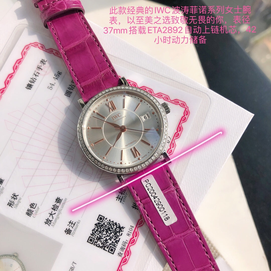 有一種美，獨立卻不霸道，美麗卻不傲嬌，頗有大家風範。 這樣的女人心裡有誠、有愛心、有勇，也有情！事業上，她們有自己的宏圖，一路前行，勇敢擔當。 生活上，她們溫暖待人，坦然自若，如沐春風。時間對她們，從來都不是敵人，而是賦予更有質感的成色和品味。 一個眼神，一個動作，有情天地間，都已豐沛充盈。你遇過這樣的女人嗎，你愛上過這樣的女人嗎，還是，你自己就是這種女人。