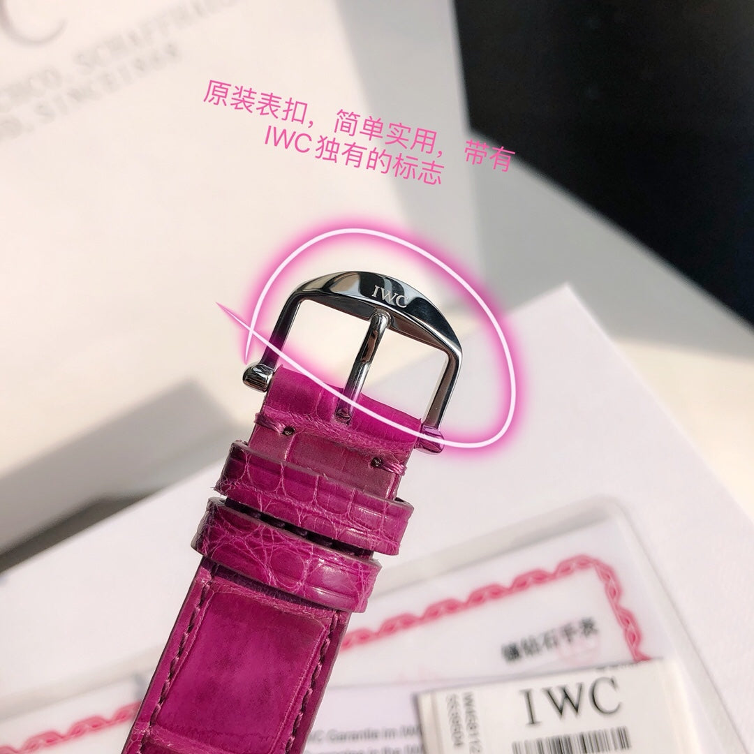 有一種美，獨立卻不霸道，美麗卻不傲嬌，頗有大家風範。 這樣的女人心裡有誠、有愛心、有勇，也有情！事業上，她們有自己的宏圖，一路前行，勇敢擔當。 生活上，她們溫暖待人，坦然自若，如沐春風。時間對她們，從來都不是敵人，而是賦予更有質感的成色和品味。 一個眼神，一個動作，有情天地間，都已豐沛充盈。你遇過這樣的女人嗎，你愛上過這樣的女人嗎，還是，你自己就是這種女人。