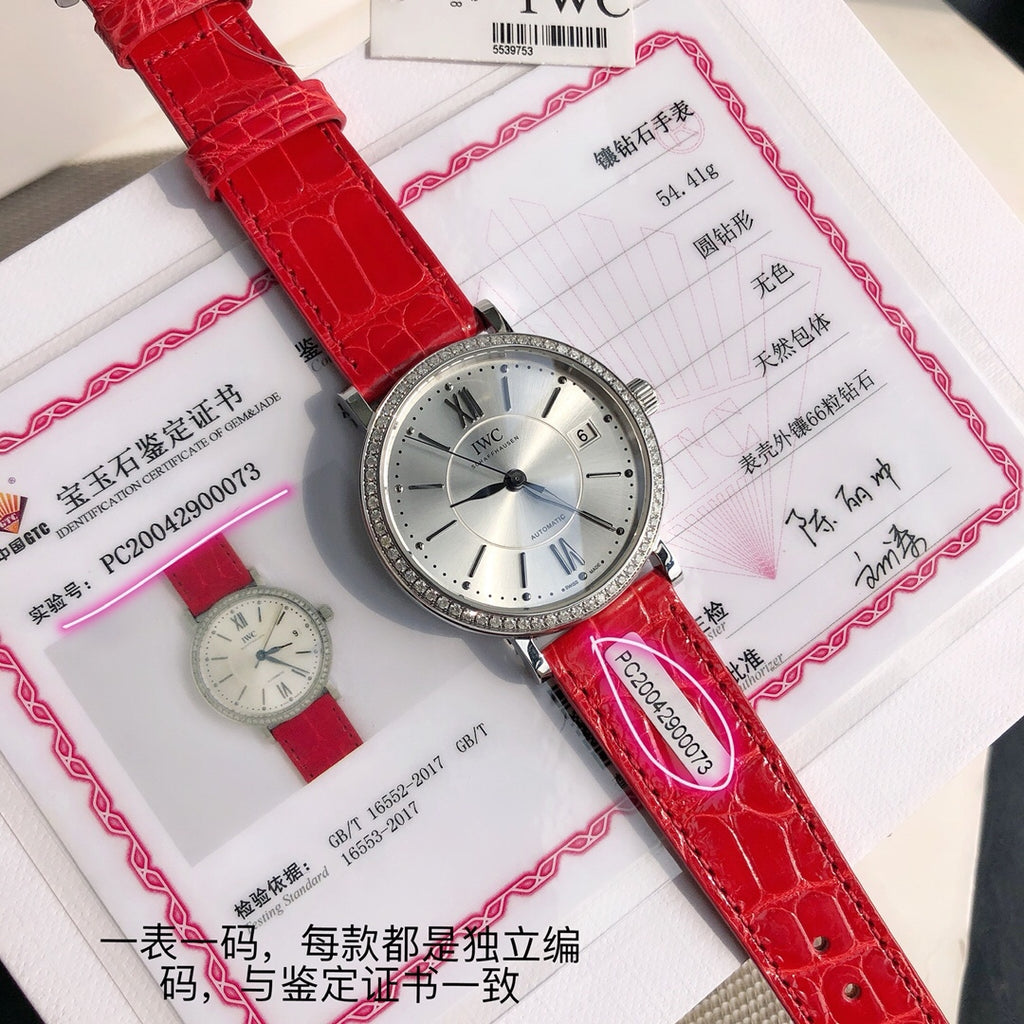 有一種美，獨立卻不霸道，美麗卻不傲嬌，頗有大家風範。 這樣的女人心裡有誠、有愛心、有勇，也有情！事業上，她們有自己的宏圖，一路前行，勇敢擔當。生活上，她們溫暖待人，坦然自若，如沐春風時間對於她們，從來都不是敵人，而是賦予更有質感的成色和品味。一個眼神，一個動作，有情天地間，都已豐沛充盈