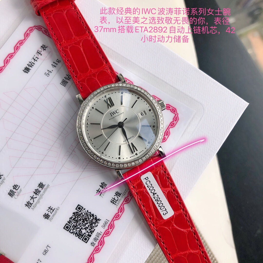 有一種美，獨立卻不霸道，美麗卻不傲嬌，頗有大家風範。 這樣的女人心裡有誠、有愛心、有勇，也有情！事業上，她們有自己的宏圖，一路前行，勇敢擔當。生活上，她們溫暖待人，坦然自若，如沐春風時間對於她們，從來都不是敵人，而是賦予更有質感的成色和品味。一個眼神，一個動作，有情天地間，都已豐沛充盈