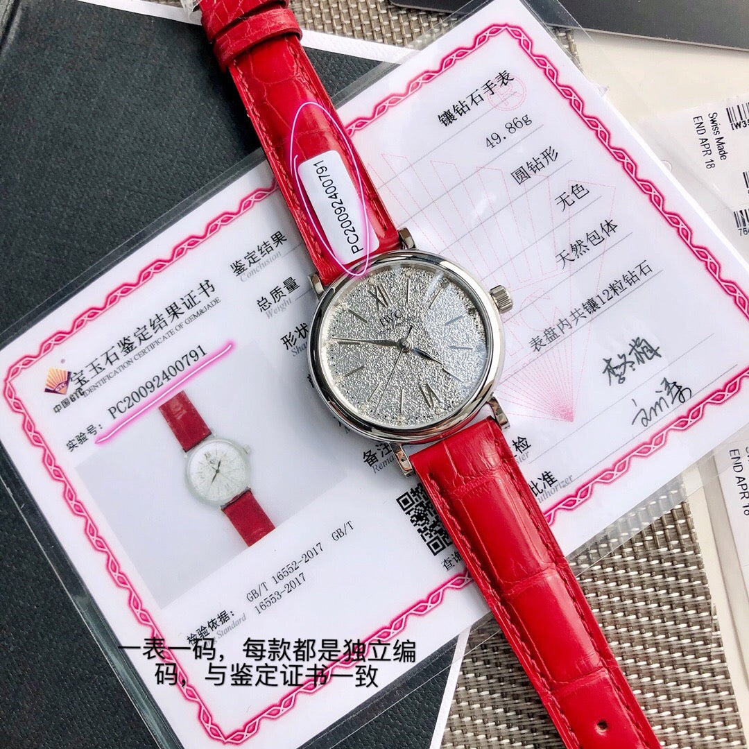 2020最受奥斯卡女明星欢迎腕表之一， 大名鼎鼎IWC万国柏涛菲，尺寸34mm！ 自动机械腕表终于面世 自1984年以来 柏涛菲诺系列腕表始终致力于将地中海生活方式的悠闲随性风格中融入隽永优雅的华丽气质 这款柏涛菲诺系列自动腕表34因直径缩减至34毫米，而更显柔美优雅 非常适合纤细手腕，拥有超高佩戴舒适感 该表款配备经典精钢表壳，12颗天然南非真钻，配鉴定证书！石指示小时数，原装瑞士eta SW-300自动机械机芯（天文台认证） 这款女士腕表搭配由意大利制鞋商Santoni制作的手绘鳄鱼皮表带。，