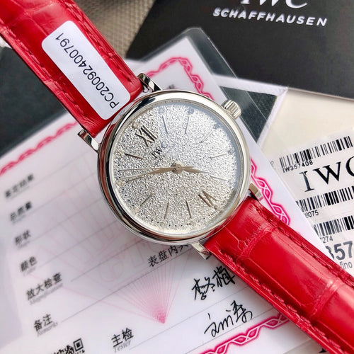 2020最受奥斯卡女明星欢迎腕表之一， 大名鼎鼎IWC万国柏涛菲，尺寸34mm！ 自动机械腕表终于面世 自1984年以来 柏涛菲诺系列腕表始终致力于将地中海生活方式的悠闲随性风格中融入隽永优雅的华丽气质 这款柏涛菲诺系列自动腕表34因直径缩减至34毫米，而更显柔美优雅 非常适合纤细手腕，拥有超高佩戴舒适感 该表款配备经典精钢表壳，12颗天然南非真钻，配鉴定证书！石指示小时数，原装瑞士eta SW-300自动机械机芯（天文台认证） 这款女士腕表搭配由意大利制鞋商Santoni制作的手绘鳄鱼皮表带。，