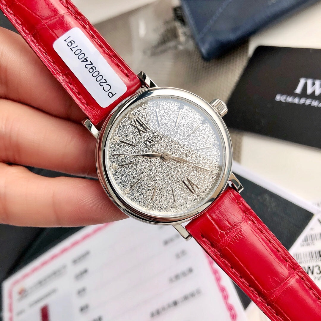 2020最受奥斯卡女明星欢迎腕表之一， 大名鼎鼎IWC万国柏涛菲，尺寸34mm！ 自动机械腕表终于面世 自1984年以来 柏涛菲诺系列腕表始终致力于将地中海生活方式的悠闲随性风格中融入隽永优雅的华丽气质 这款柏涛菲诺系列自动腕表34因直径缩减至34毫米，而更显柔美优雅 非常适合纤细手腕，拥有超高佩戴舒适感 该表款配备经典精钢表壳，12颗天然南非真钻，配鉴定证书！石指示小时数，原装瑞士eta SW-300自动机械机芯（天文台认证） 这款女士腕表搭配由意大利制鞋商Santoni制作的手绘鳄鱼皮表带。，