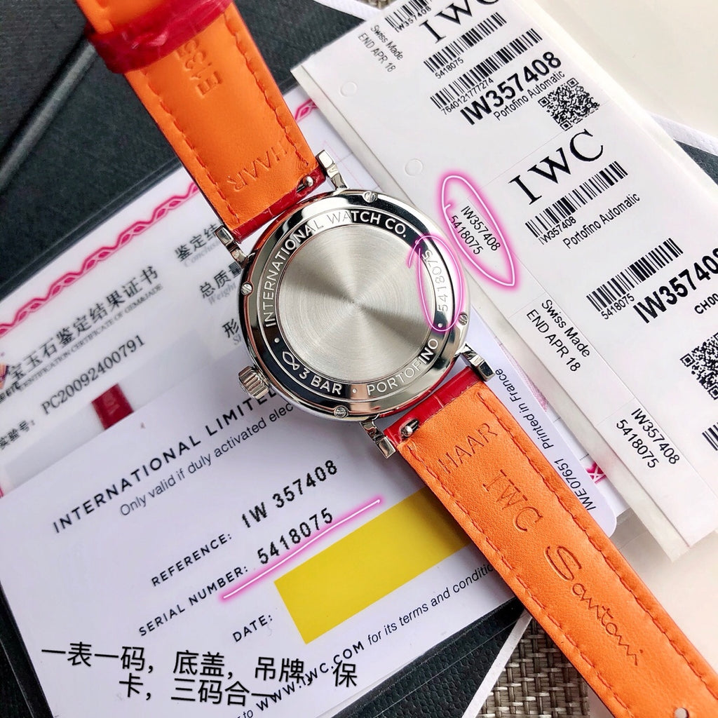 2020最受奥斯卡女明星欢迎腕表之一， 大名鼎鼎IWC万国柏涛菲，尺寸34mm！ 自动机械腕表终于面世 自1984年以来 柏涛菲诺系列腕表始终致力于将地中海生活方式的悠闲随性风格中融入隽永优雅的华丽气质 这款柏涛菲诺系列自动腕表34因直径缩减至34毫米，而更显柔美优雅 非常适合纤细手腕，拥有超高佩戴舒适感 该表款配备经典精钢表壳，12颗天然南非真钻，配鉴定证书！石指示小时数，原装瑞士eta SW-300自动机械机芯（天文台认证） 这款女士腕表搭配由意大利制鞋商Santoni制作的手绘鳄鱼皮表带。，