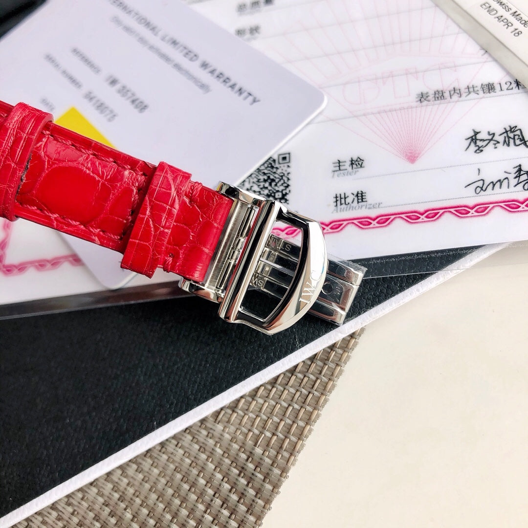 2020最受奥斯卡女明星欢迎腕表之一， 大名鼎鼎IWC万国柏涛菲，尺寸34mm！ 自动机械腕表终于面世 自1984年以来 柏涛菲诺系列腕表始终致力于将地中海生活方式的悠闲随性风格中融入隽永优雅的华丽气质 这款柏涛菲诺系列自动腕表34因直径缩减至34毫米，而更显柔美优雅 非常适合纤细手腕，拥有超高佩戴舒适感 该表款配备经典精钢表壳，12颗天然南非真钻，配鉴定证书！石指示小时数，原装瑞士eta SW-300自动机械机芯（天文台认证） 这款女士腕表搭配由意大利制鞋商Santoni制作的手绘鳄鱼皮表带。，