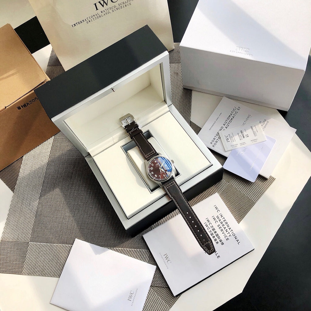 硬貨首發，市集獨家！ IW327003，316L精鋼材質， 非凡工藝，讓小廠知難而退！萬國飛行員馬克十八傳承腕錶採用原廠瑞士ETA王牌機芯2892，40mm表徑，全數字刻度超強夜光，雙面防反光凸狀藍寶石玻璃錶鏡獨家渠道進口意大利SANTONI牛皮，一條牛皮成本相當於市場一般牛皮的幾倍在很多細節的把控上都已達到行業 原廠W餘一般人均可輕鬆駕馭，此款萬國飛行員腕錶視為萬國經典款型，任何場景著裝均適合佩戴，可謂百搭神器。全套包裝出貨