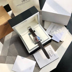 硬貨首發，市集獨家！ IW327003，316L精鋼材質， 非凡工藝，讓小廠知難而退！萬國飛行員馬克十八傳承腕錶採用原廠瑞士ETA王牌機芯2892，40mm表徑，全數字刻度超強夜光，雙面防反光凸狀藍寶石玻璃錶鏡獨家渠道進口意大利SANTONI牛皮，一條牛皮成本相當於市場一般牛皮的幾倍在很多細節的把控上都已達到行業 原廠W餘一般人均可輕鬆駕馭，此款萬國飛行員腕錶視為萬國經典款型，任何場景著裝均適合佩戴，可謂百搭神器。全套包裝出貨