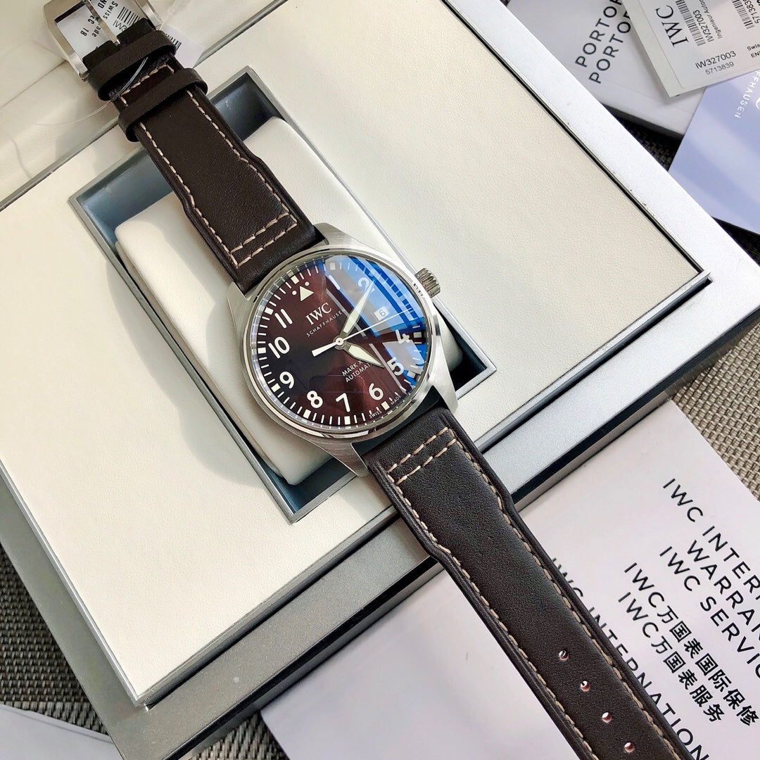 硬貨首發，市集獨家！ IW327003，316L精鋼材質， 非凡工藝，讓小廠知難而退！萬國飛行員馬克十八傳承腕錶採用原廠瑞士ETA王牌機芯2892，40mm表徑，全數字刻度超強夜光，雙面防反光凸狀藍寶石玻璃錶鏡獨家渠道進口意大利SANTONI牛皮，一條牛皮成本相當於市場一般牛皮的幾倍在很多細節的把控上都已達到行業 原廠W餘一般人均可輕鬆駕馭，此款萬國飛行員腕錶視為萬國經典款型，任何場景著裝均適合佩戴，可謂百搭神器。全套包裝出貨