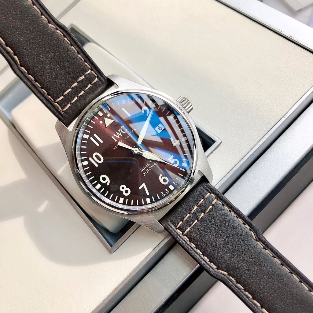 硬貨首發，市集獨家！ IW327003，316L精鋼材質， 非凡工藝，讓小廠知難而退！萬國飛行員馬克十八傳承腕錶採用原廠瑞士ETA王牌機芯2892，40mm表徑，全數字刻度超強夜光，雙面防反光凸狀藍寶石玻璃錶鏡獨家渠道進口意大利SANTONI牛皮，一條牛皮成本相當於市場一般牛皮的幾倍在很多細節的把控上都已達到行業 原廠W餘一般人均可輕鬆駕馭，此款萬國飛行員腕錶視為萬國經典款型，任何場景著裝均適合佩戴，可謂百搭神器。全套包裝出貨