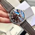 硬貨首發，市集獨家！ IW327003，316L精鋼材質， 非凡工藝，讓小廠知難而退！萬國飛行員馬克十八傳承腕錶採用原廠瑞士ETA王牌機芯2892，40mm表徑，全數字刻度超強夜光，雙面防反光凸狀藍寶石玻璃錶鏡獨家渠道進口意大利SANTONI牛皮，一條牛皮成本相當於市場一般牛皮的幾倍在很多細節的把控上都已達到行業 原廠W餘一般人均可輕鬆駕馭，此款萬國飛行員腕錶視為萬國經典款型，任何場景著裝均適合佩戴，可謂百搭神器。全套包裝出貨